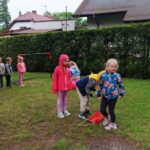 dzieci się bawią na podwórku