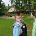 dziecko bawi się bańkami mydlanymi
