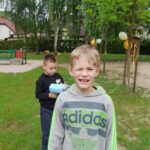 dzieci się bawią na podwórku
