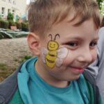 dziecko z pomalowaną twarzą