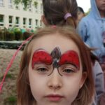 dziecko z pomalowaną twarzą