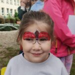 dziecko z pomalowaną twarzą