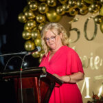 Pani Dyrektor przemawiajaca przy pulpicie