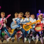 Występ dzieci w roli gitarzystów