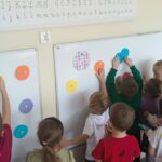 Dzieci dopasowują pary kropek pasujących do siebie