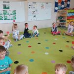 Dzieci omawiają zasady obrońców planety