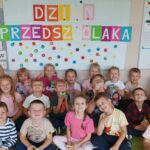 Dzieci uśmiechają się do pamiątkowego zdjecia