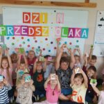 Dzieci pokazją otrzymane z okazji Dnia przedszkolaka upominki