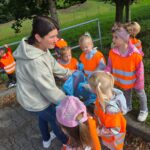Dzieci podczas akcji "Sprzątanie Świata" wrzucające śmieci do worków