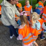 Dzieci podczas akcji "Sprzątanie Świata" wrzucające śmieci do worków