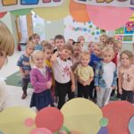 Zdjęcie grupowe dzieci przy napisie "Dzień kropki"