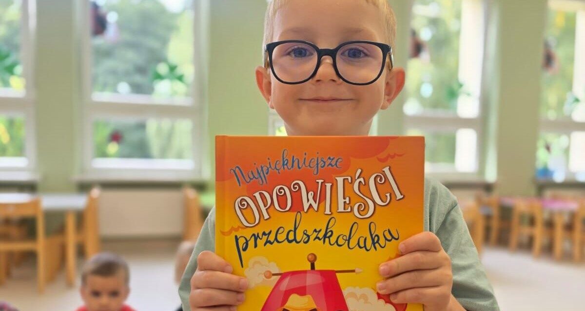 Chłopiec trzymający książkę