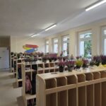 donice z wrzosami poukładane na półkach w szatni przedszkola