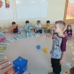 Dzieci słuchają wypowiedzi kolegi na temat jego doświadczeń.