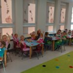 Zdjęcie dzieci przy stolikach