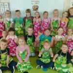 Zdjęcie grupowe w fartuszkach dzieci z grupy Mróweczek