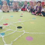 Dzieci poznają ciekawostki o pająkach