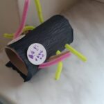 Pajączek z rolki papieru z różowo-żółtymi nóżkami