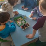 Dzieci kolorują sylwety zwierząt