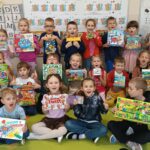 Dzieci pokazują przyniesione przez siebie gry