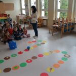 Nauczycielka zadaje dzieciom pytanie w grze