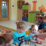 Dzieci gotujące zdrowe przekąski