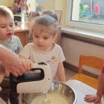 Dzieci gotujące zdrowe przekąski