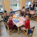 Dzieci gotujące zdrowe przekąski