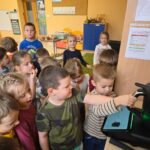 Dzieci gotujące zdrowe przekąski