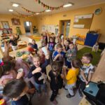 Dzieci degustujace zdrowe przekąski