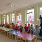 Dzieci w strojach postaci z bajek podczas zabawy andrzejkowej prowadzonej przez wróżki