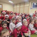 dzieci siedzące podczas uroczystości Św. Mikołaja