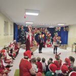 dzieci siedzące podczas uroczystości Św. Mikołaja