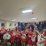 dzieci siedzące podczas uroczystości Św. Mikołaja