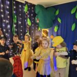 Dzieci w strojach karnawałowych tańczą