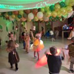 Dzieci w strojach karnawałowych tańczą