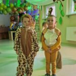 Dziewczynka i chłopiec są ubrani w stroje karnawałowe i pozują do zdjęcia