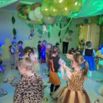 Dzieci rzucają papierowymi śnieżkami