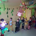 Chłopcy w strojach karnawałowych ciągną linę