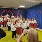 Grupa dzieci 4-5 letnich podczas występów artystycznych na scenie