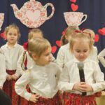 Dwie dziewczynki recytujące wiersz na scenie