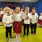 Grupa dzieci 4-5 letnich podczas występów artystycznych na scenie