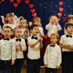 Grupa dzieci 4-5 letnich podczas występów artystycznych na scenie