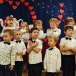 Grupa dzieci 4-5 letnich podczas występów artystycznych na scenie