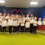 Grupa dzieci 4-5 letnich podczas występów artystycznych na scenie