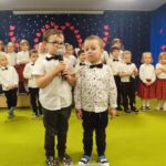 Dwóch chłopców recytujących wiersz na scenie