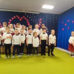 Grupa dzieci 4-5 letnich podczas występów artystycznych na scenie