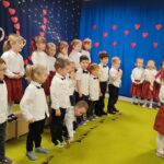 Grupa dzieci 4-5 letnich podczas występów artystycznych na scenie