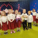 Grupa dzieci 4-5 letnich podczas występów artystycznych na scenie