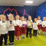 Grupa dzieci 4-5 letnich podczas występów artystycznych na scenie